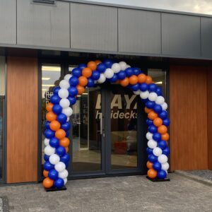 Ballonnenboog wit blauw oranje.
