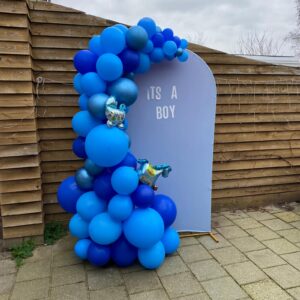 Ballonnenpilaar organischemet It’s a boy achterwand
