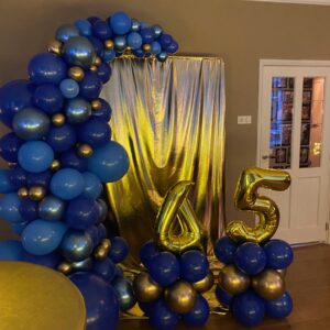 Ballonnenpilaar organisch met cijfer backdrop goud