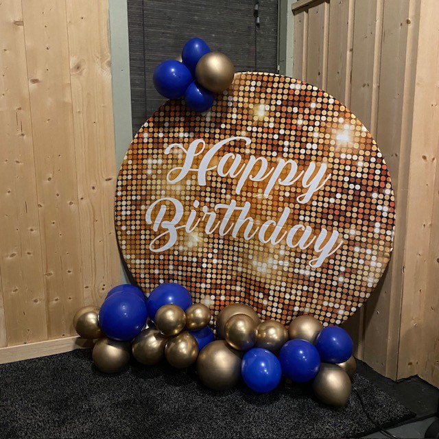 backdrop rond met Happy Birthday