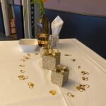 Trouwerij Decoratie - cadeautjes goud met confetti 
