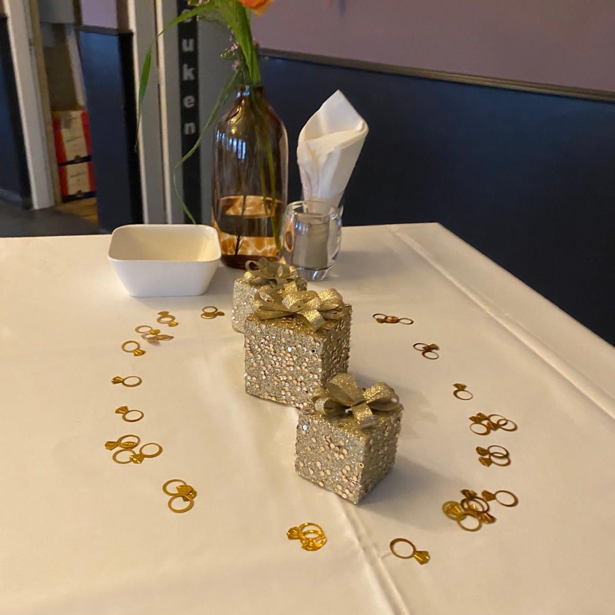 Trouwerij Decoratie - cadeautjes goud met confetti
