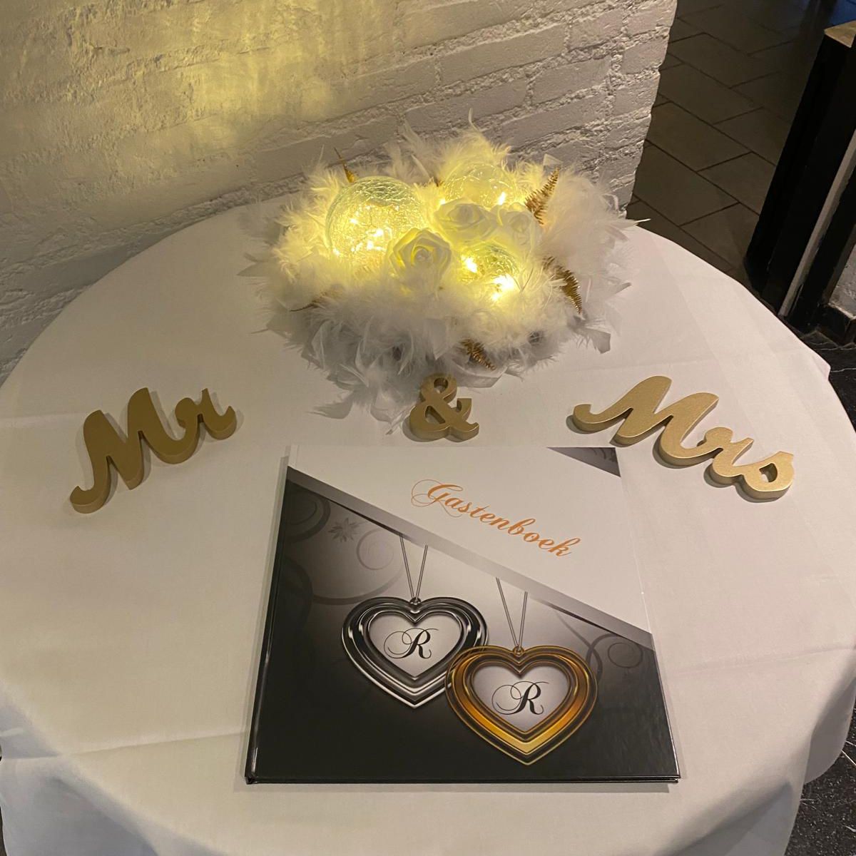 Trouwerij Decoratie – Lichtballen met Roosjes, Statafels & Meer in Goud-Wit Bruiloft Items